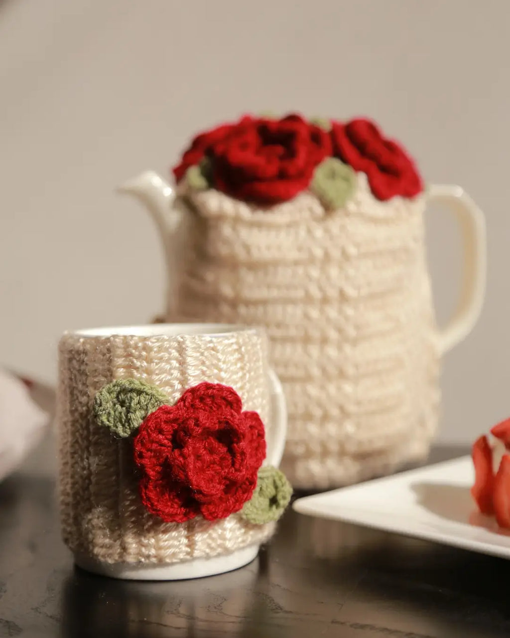 Beige mug cover with Maroon flowers